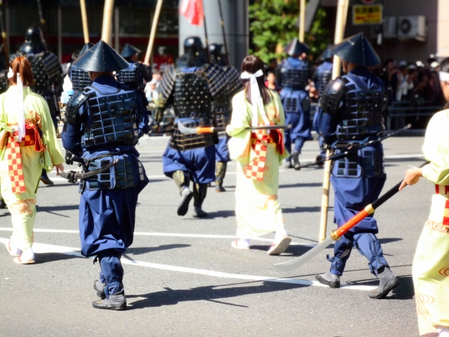 足軽装備で歩く武者行列の人たち