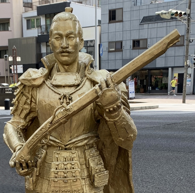 鉄砲を持った信長像