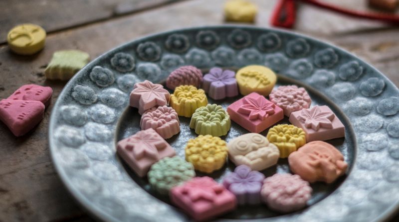 皿に盛りつけられた干菓子「わさんぼん」