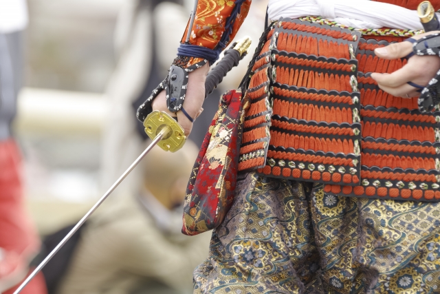 甲冑を身にまとった武将