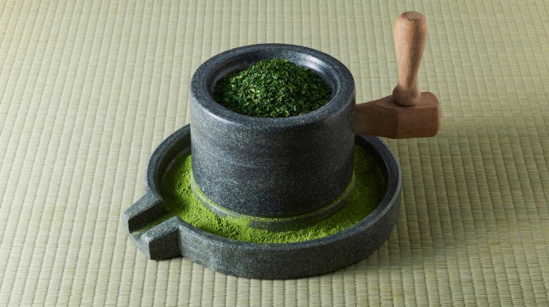 碾茶を粉末にする小さな臼