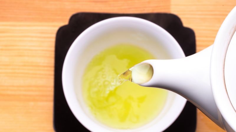 急須で煎茶をいれる